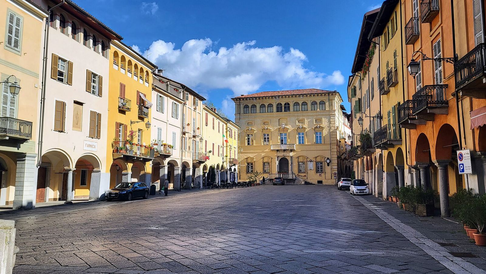 Piazza della Cisterna al Piazzo di Biella, con i portici e Palazzo Dal Pozzo della Cisterna