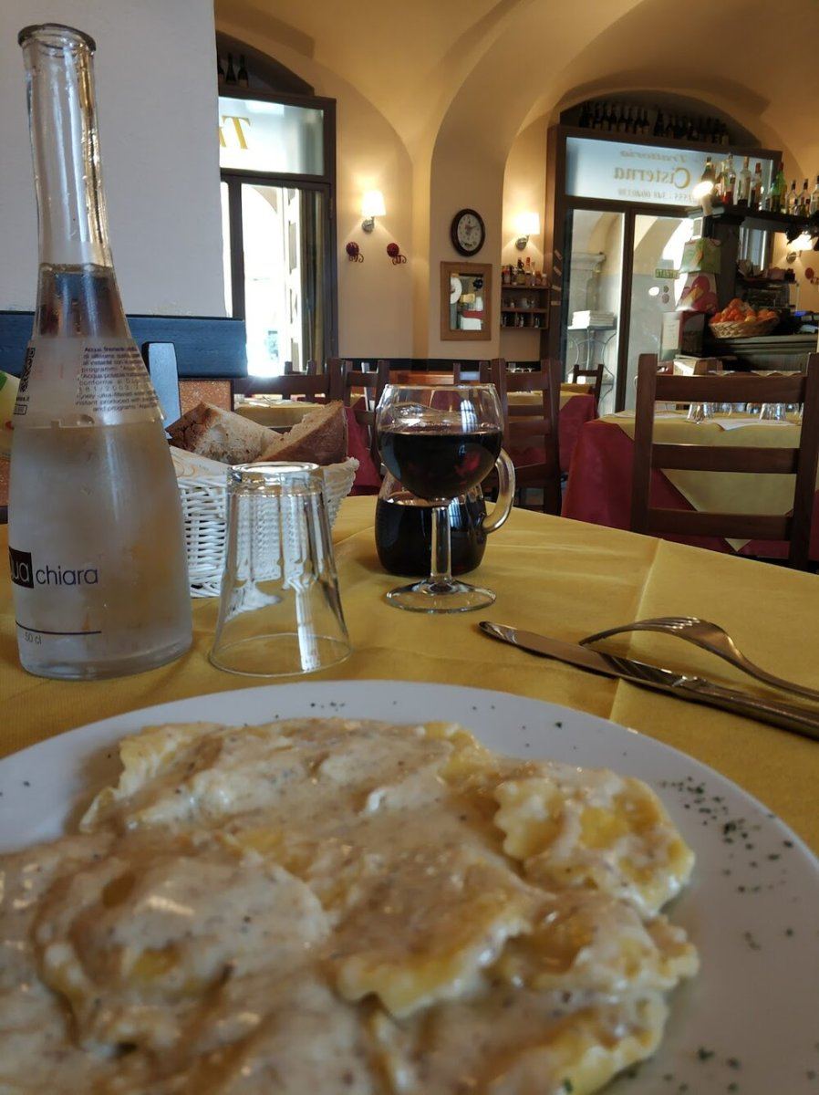 Ravioli al tavolo, con la sala a volte sullo sfondo
