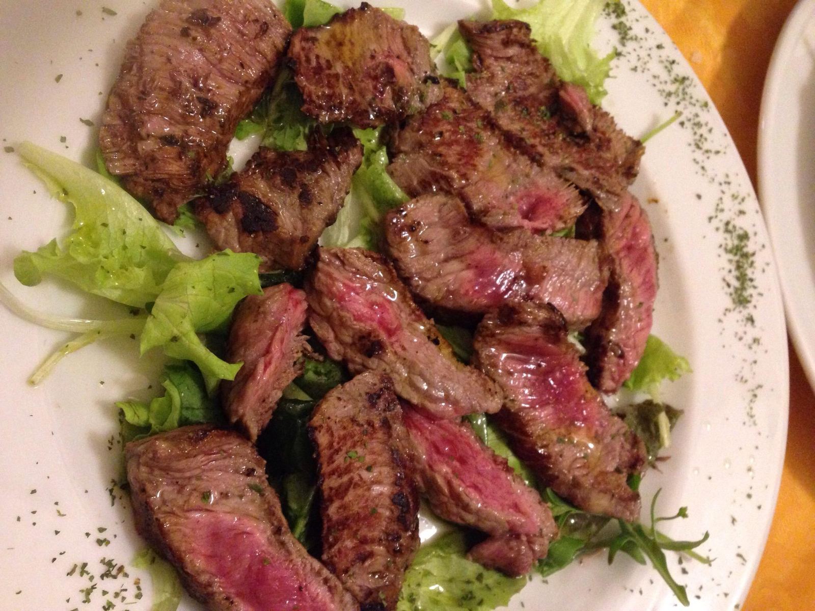Tagliata di manzo su insalata